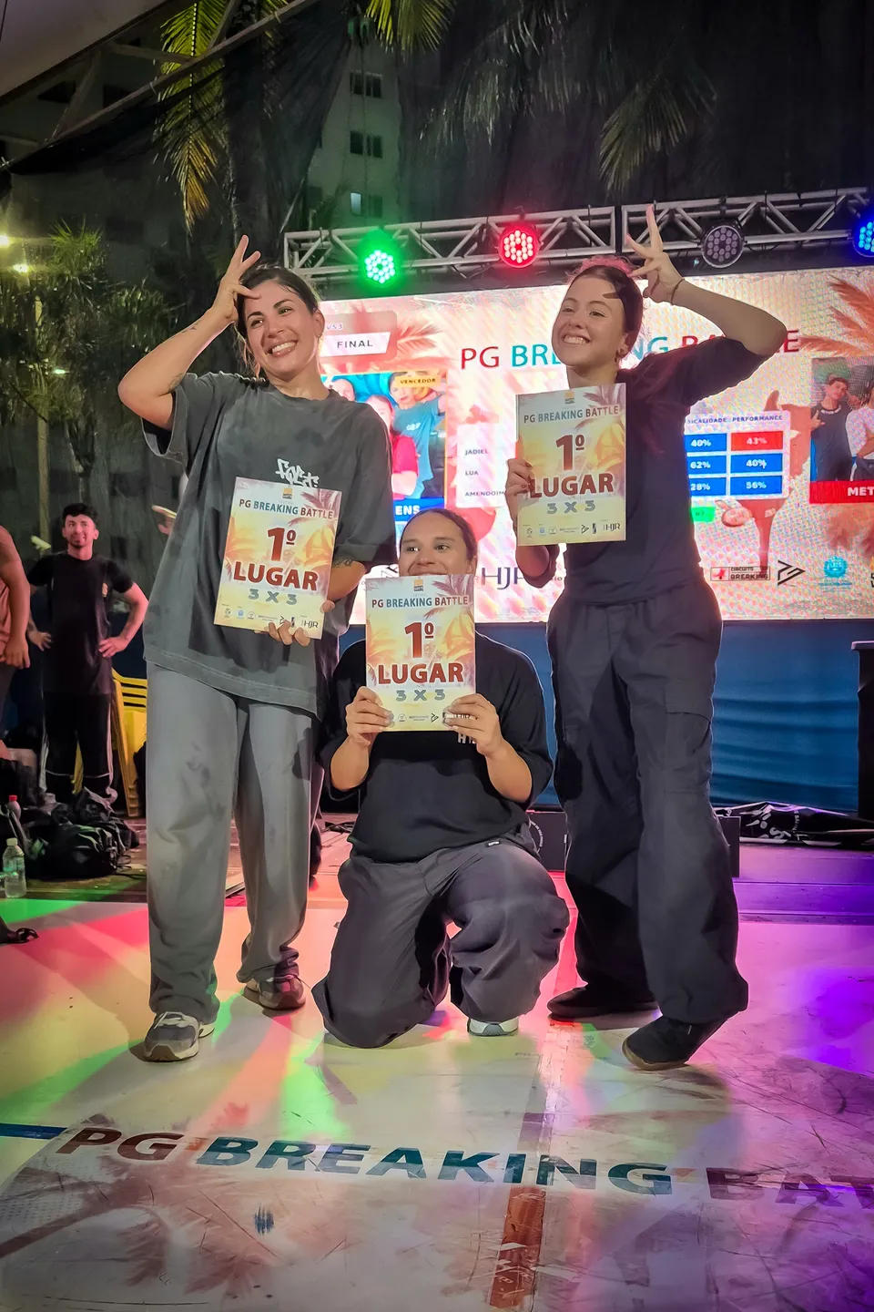 Atletas reunidos durante uma competição de Breaking